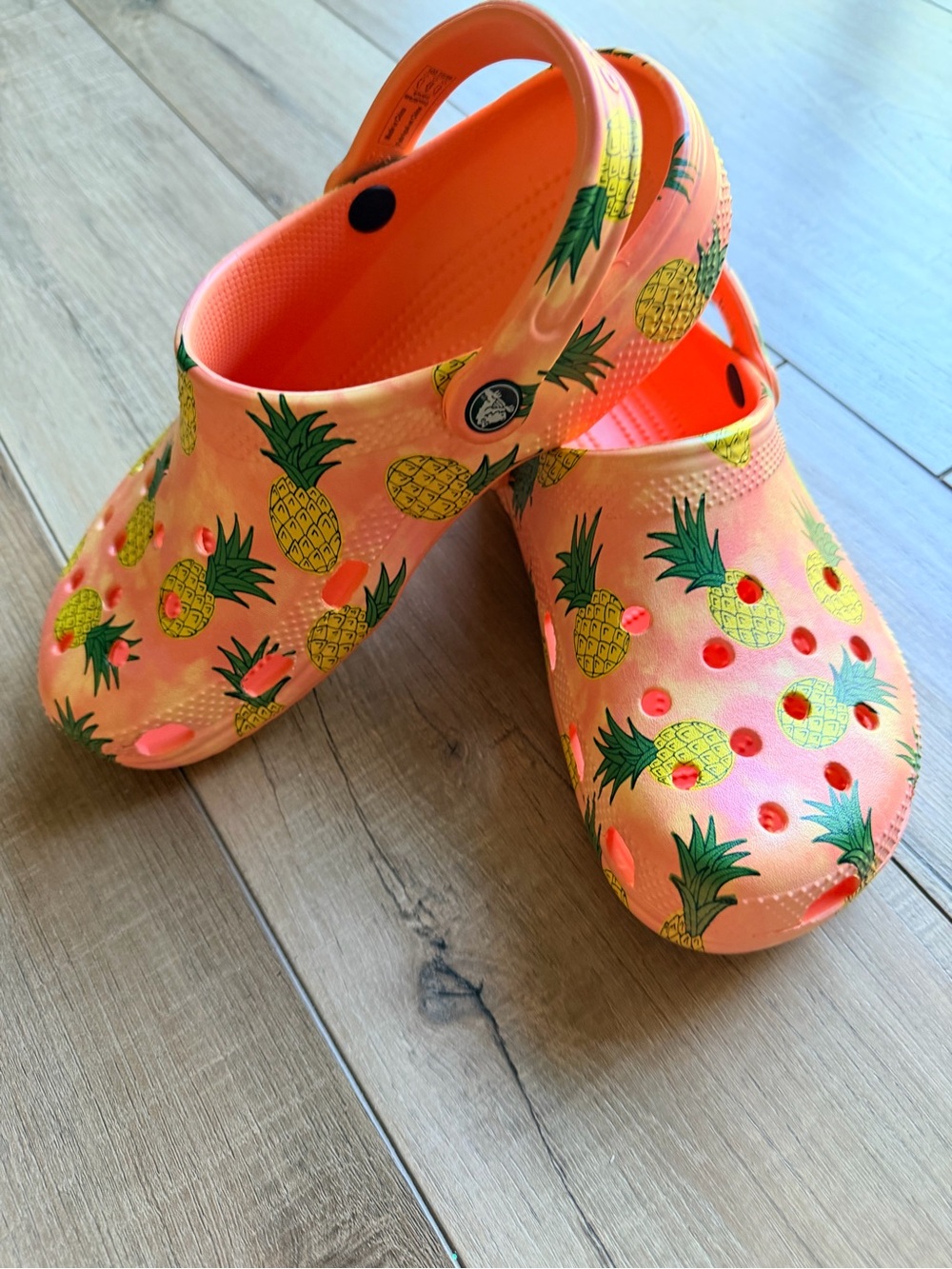 Crocs Women Classic Retro Resort Clog Pineapple Print Sandals Size 8 - Coral
